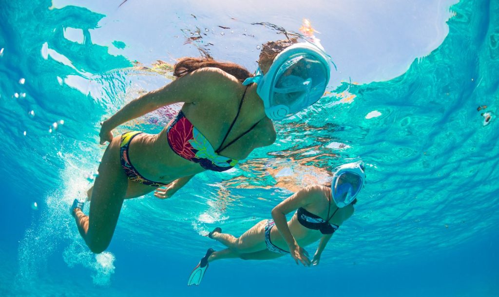 Plonger avec un masque snorkeling intégral