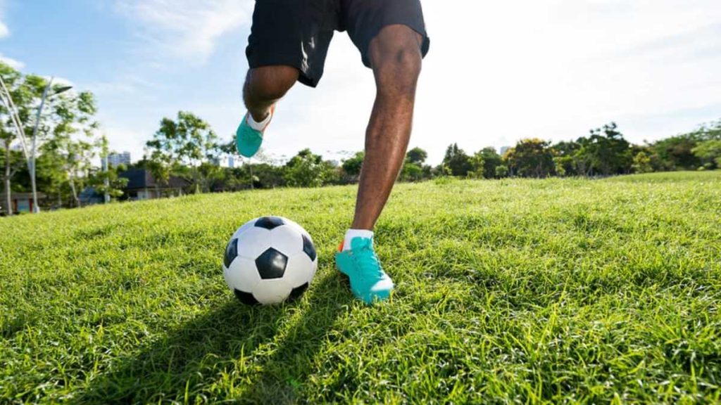 jouer au foot avec une ampoule