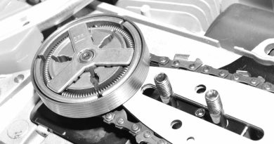 un bricoleur amateur montrant comment comment débloquer le frein de chaîne de sa tronçonneuse de marque stihl