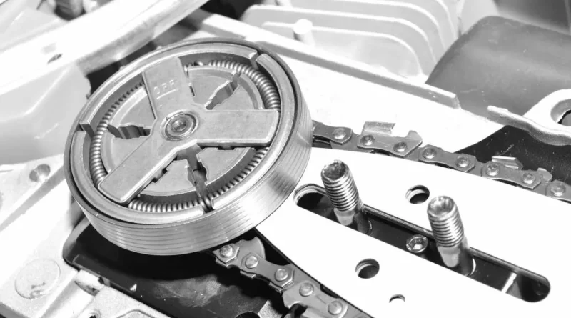 un bricoleur amateur montrant comment comment débloquer le frein de chaîne de sa tronçonneuse de marque stihl