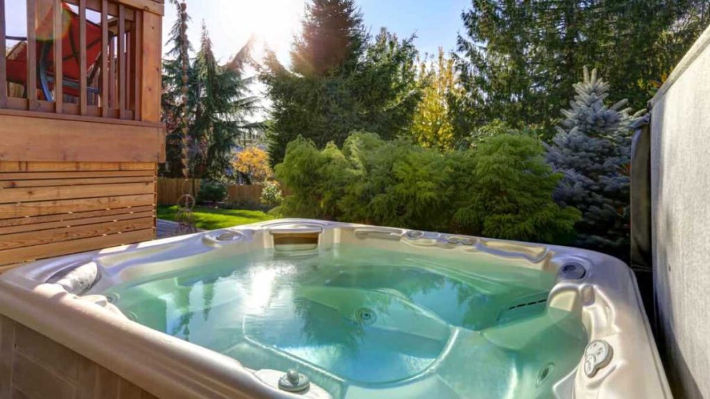 spa avant vidange dans le jardin