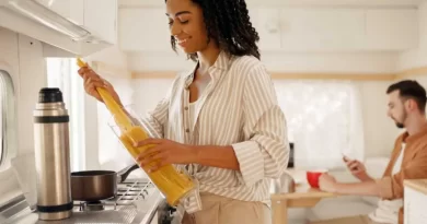 jeune fille cuisons des pates dans un van