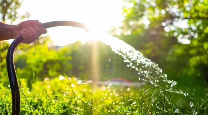 tuyau arrosage avec pression augment entrain d'arroser