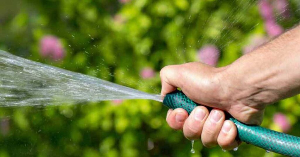 augmenter la pression d'un tuyau d'arrosage