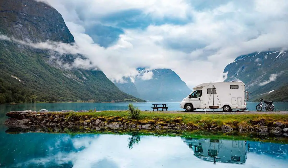 camping-car au bord d'un lac