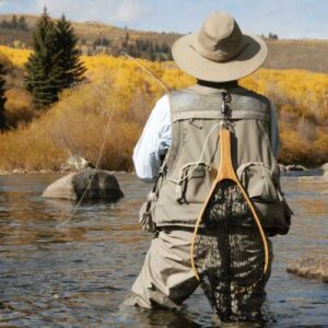 comment accrocher son épuisette dans le dos